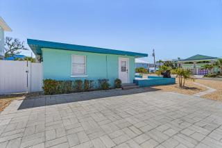 412 Harbor Hideaway: 2BD Cottage, Walk to Times Square! - Fort Myers Beach - 2