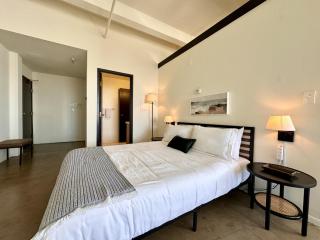 Westown Studio Apt Near Fiserv, Baird, and Theater District - 1