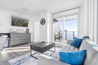 Stylish 2 Bedroom Surrey Suite with Balcony and Views - Surrey - 0
