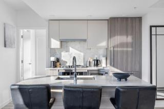 Stylish 2 Bedroom Surrey Suite with Balcony and Views - Surrey - 9