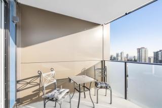 Stylish 2 Bedroom Surrey Suite with Balcony and Views - Surrey - 5