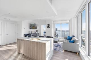 Stylish 2 Bedroom Surrey Suite with Balcony and Views - Surrey - 3
