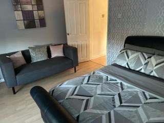 2 bedroom house close to city centre with gated driveway - 5