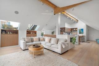 Beautiful, Newly Renovated Creek Home - Vancouver - 4