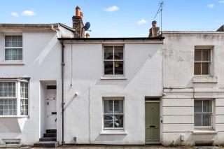 Hosted by AGF Property - Free Parking - Perfect for large groups and long stays - Free parking for one vehicle - Brighton & Hove - 2