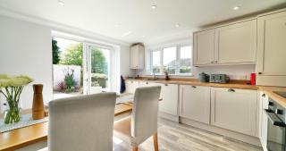 Joannes Retreat, Dog Friendly Property in Weymouth with Free Parking - Weymouth - 1