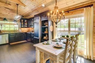 Great Outdoor Space: 'Margy's Farmhouse' in Jasper - 2