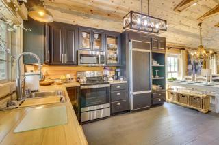 Great Outdoor Space: 'Margy's Farmhouse' in Jasper - 1