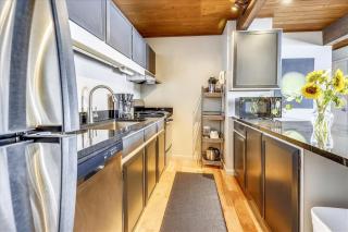 Modern Condo, 1 Block to Gondola - Ideal Vacation Location - 3