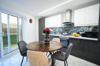 Modern Family 3 bedroom house 3Parking - Dagenham - 2
