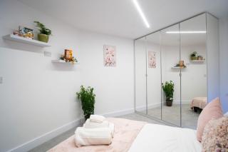 Modern Family 3 bedroom house 3Parking - Dagenham - 1