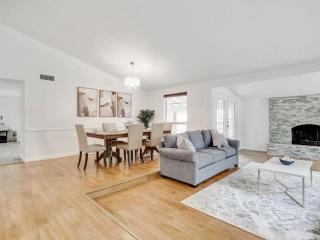 Remodeled 3 bedroom with central location Carrollton - 2