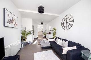 Luxury 2-Bed Home - Free Parking & Garden - 0