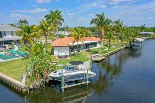 Relaxing Waterfront Retreat Near Downtown Hot Tub, Kayaks, Fishing Gear & More! - North Fort Myers - 0