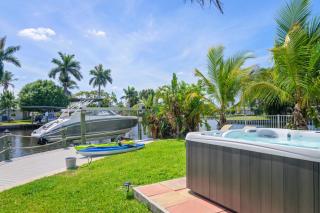 Relaxing Waterfront Retreat Near Downtown Hot Tub, Kayaks, Fishing Gear & More! - North Fort Myers - 2