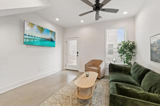 NEW Cracklin House Luxury Amenities Fast WiFi 65 TV - Lafayette - 8