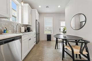 NEW Cracklin House Luxury Amenities Fast WiFi 65 TV - Lafayette - 6