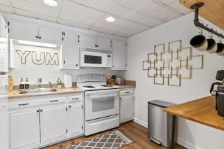 Famous MUSIC ROW 1 Bedroom Condo with FREE Parking and Pool - 4