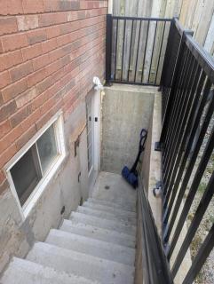 Basement Queen beds by YKF airport - Kitchener - 8