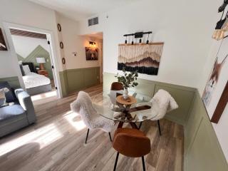 Three Peaks Getaway Jacuzzi Suite - sleeps 4 - Canmore - 2