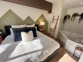 Three Peaks Getaway Jacuzzi Suite - sleeps 4 - Canmore - 0