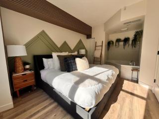 Three Peaks Getaway Jacuzzi Suite - sleeps 4 - Canmore - 1