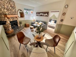 Three Peaks Getaway Jacuzzi Suite - sleeps 4 - 3