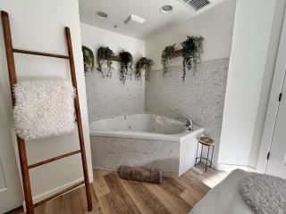 Three Peaks Getaway Jacuzzi Suite - sleeps 4 - Canmore - 8