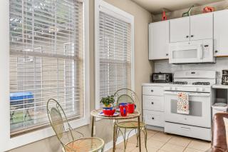 Elm Street Bungalow - 3