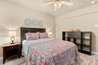 Elm Street Bungalow - 8
