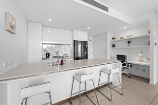 Stunning 1B in South Bank with River & Mountain View - 1