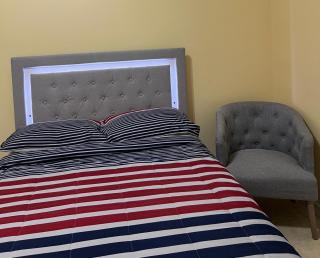 Room, Private Restroom and Entrance - Edinburg - 7