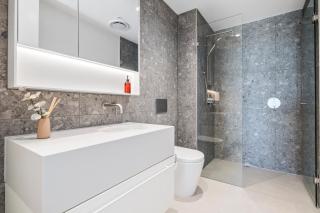 Stylish & Modern 2BR with HUGE Balcony & Car Park! - Melbourne - 1