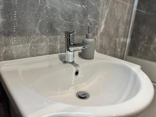 Stylish 2-Bed Stay in SE London - 6