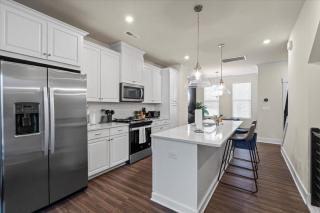 Luxurious King 3BR Townhouse Mins to Uptown CLT! - Charlotte - 6