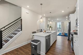 Luxurious King 3BR Townhouse Mins to Uptown CLT! - Charlotte - 7