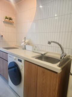 5-Minute Walk from Hongdae Station, Hotel-Style Bedding, 2 Rooms, Washer Dryer - Seoul - 9