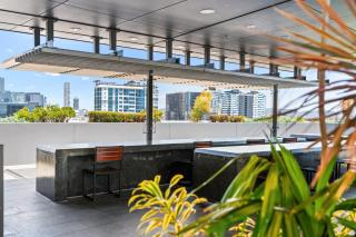 Elegant 2-Bed with Rooftop Dining & Fabulous Views - Brisbane - 6