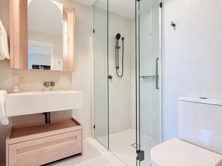 Chic 2-Bed Apt with Views & Pool at Queens Wharf - Brisbane - 4
