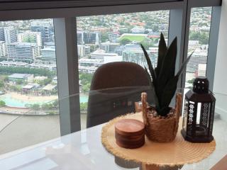 Chic 2-Bed Apt with Views & Pool at Queens Wharf - Brisbane - 3