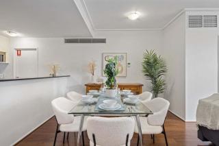 Darling Harbour 2BR Retreat with Spacious Balcony - Sydney - 7