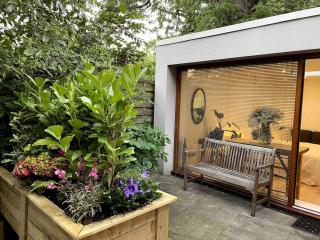 Modern cottage under the trees with free parking - 7