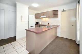 Seabreeze Stay Steps to the Beach with Pool Access Caloundra - 2