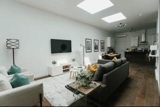 Stylish and bright 2bdr near St-Hubert Plaza - Montreal - 9