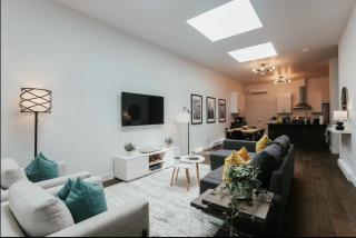 Stylish and bright 2bdr near St-Hubert Plaza - Montreal - 6