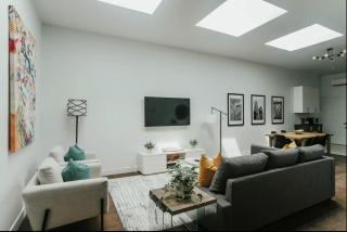 Stylish and bright 2bdr near St-Hubert Plaza - Montreal - 4