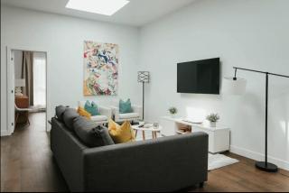Stylish and bright 2bdr near St-Hubert Plaza - Montreal - 2