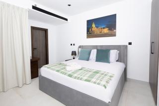 Spacious 2BR Apartment l Rooftop Pool l Gym - 9