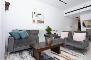 Spacious 2BR Apartment l Rooftop Pool l Gym - 7