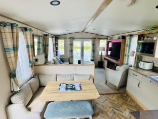Exquisite Lake lodge in Hoburne Holiday Resort - Valentino Rose Lodge - South Cerney - 7